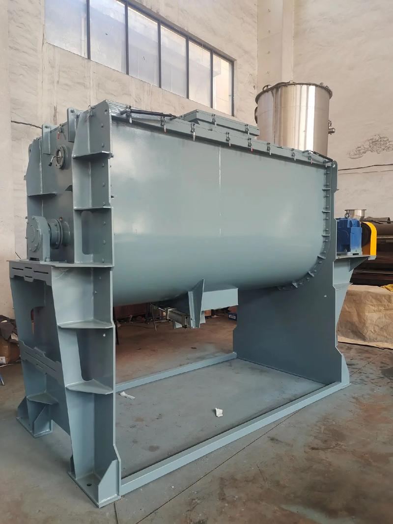 臥式螺帶混合機.3立方有機肥混合設備制作完畢,裝車發(fā)貨